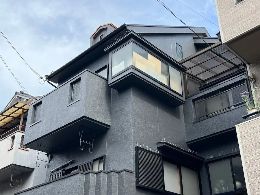 住宅リフォームで汚れてきた外壁をきれいにする塗料選びと屋根補修防水も解説