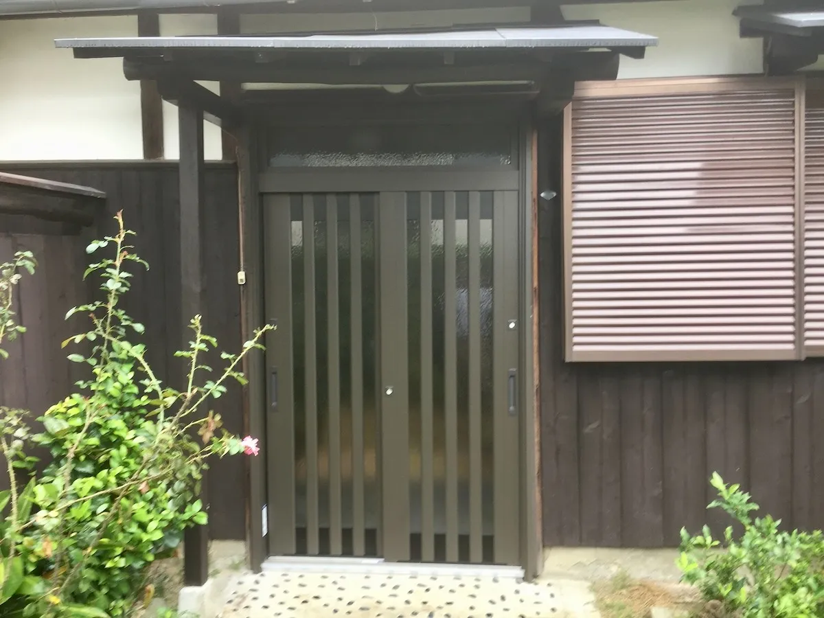 玄関ドアをカバー工法でリフォームする
