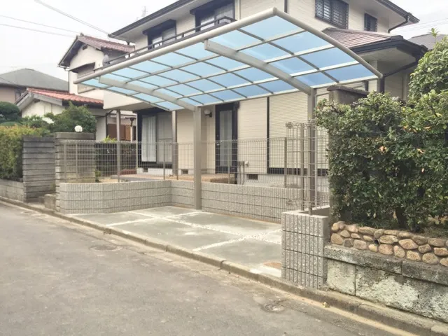 一段上がった庭の一部を掘削して駐車場にする