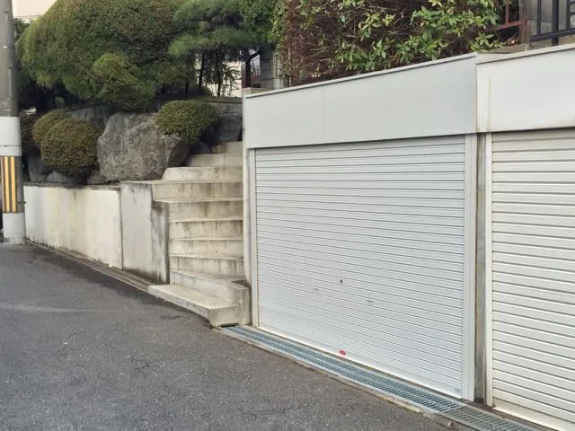 錆だらけの軽量シャッターの取替えと側溝の改修