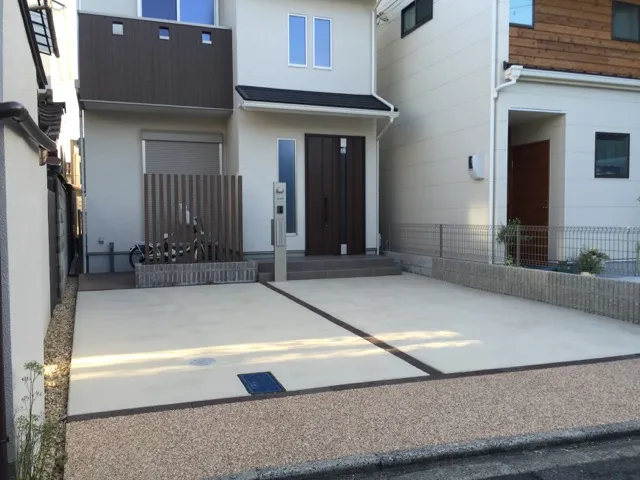 新築住宅の殺風景なガレージにデザインした洒落たエクステリア