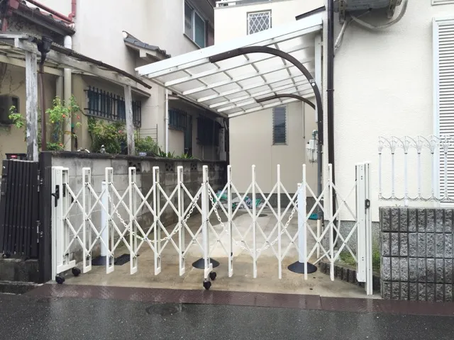 外観にマッチした伸縮門扉