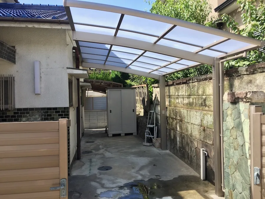 車高の高い車が停められる屋根のあるガレージに