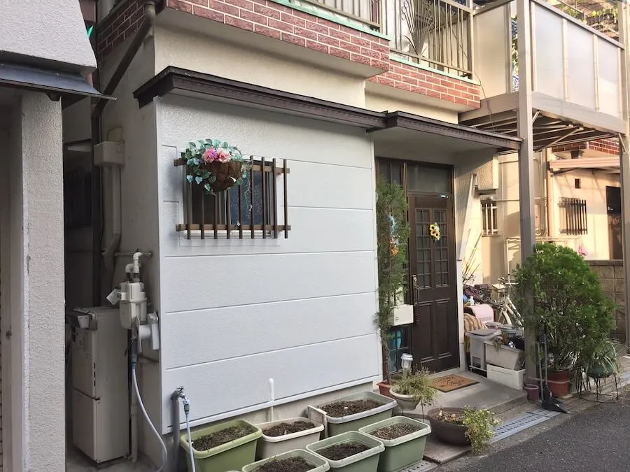 崩落しかけた壁の改修工事