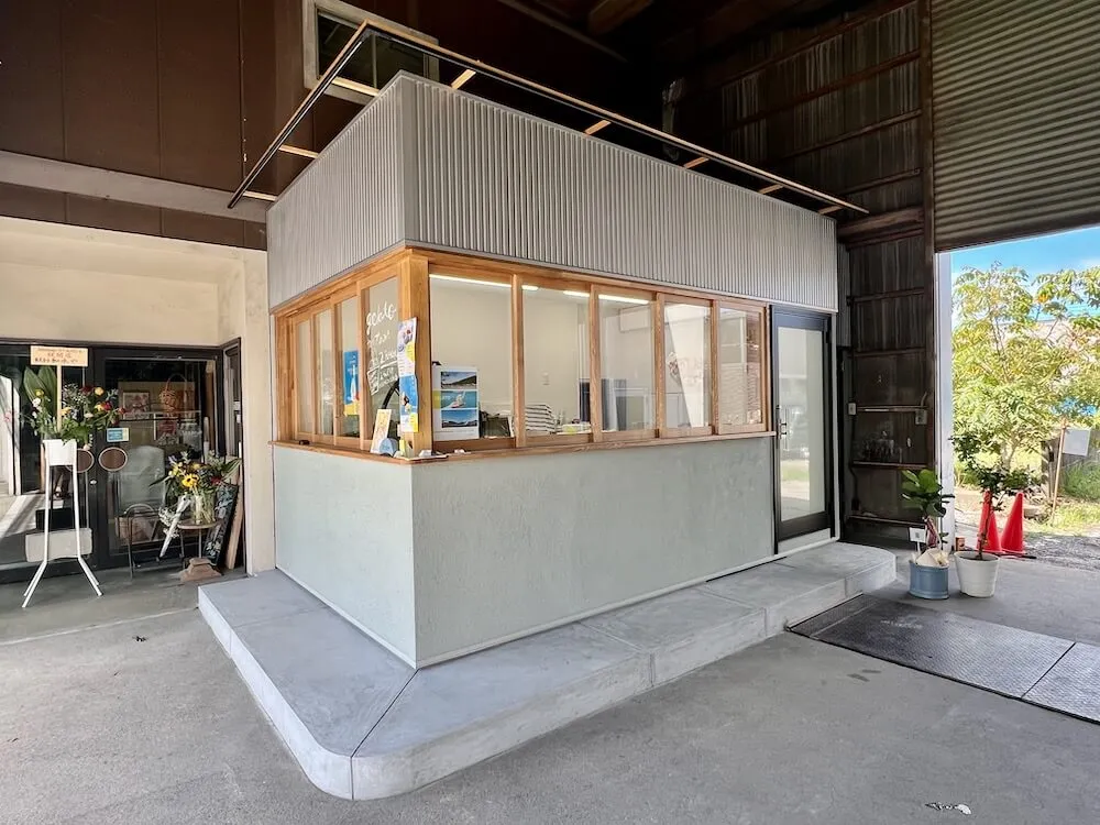 人気カフェに増床するジェラートショップの新築工事