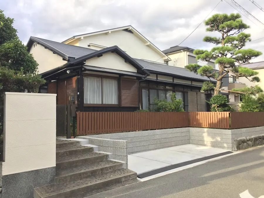 広い敷地を覆い隠す生垣や塀をスッキリ＆家の外装全面リニューアル