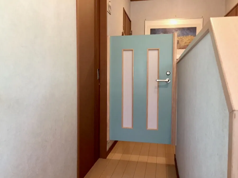 あっちとこっちをゆる〜く仕切る小さな木製ドア